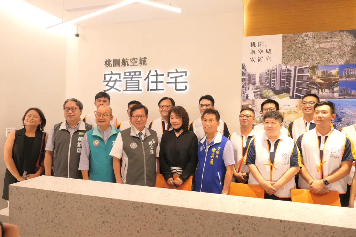 桃園航空城安置住宅開幕，五泰與地方首長、里鄰代表合影