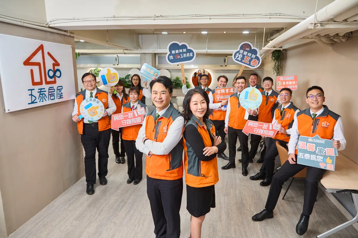 五泰房屋全體同仁在門市合影